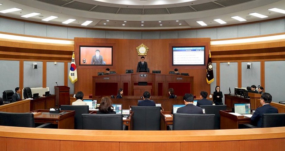 19일 장인수 오산시의회 의장이 ‘제247회 임시회 폐회를 선언하고 있다./제공=오산시의회 19일 장인수 오산시의회 의장이 ‘제247회 임시회 폐회를 선언하고 있다./제공=오산시의회