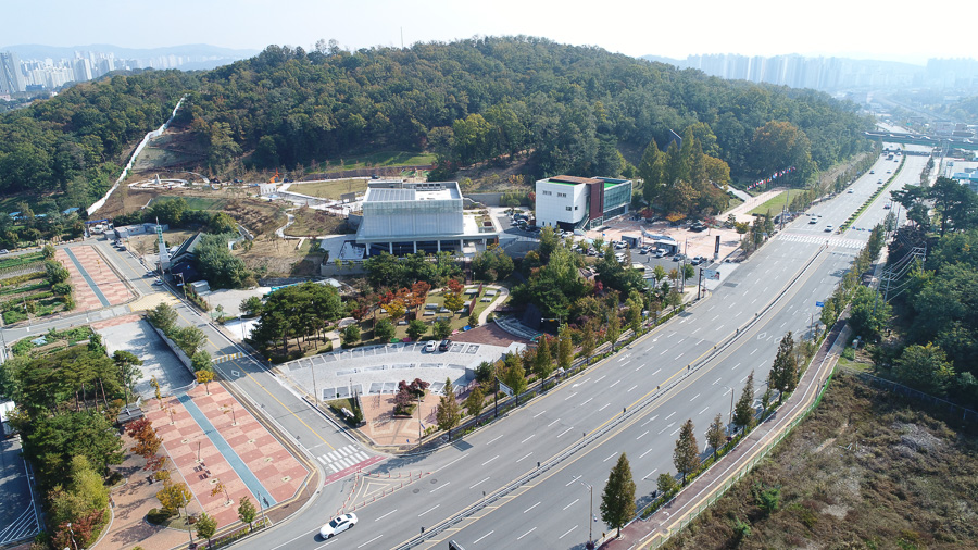 1번국도변 자리잡은 '죽미령평화공원 전경'