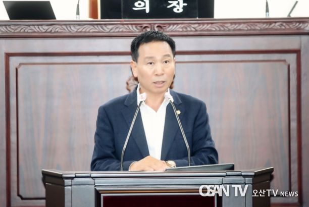 제224회 임시회 제2차 본회의 중 결의안을 대표발의한 정흥범 의원이 제안설명을 하고 있다