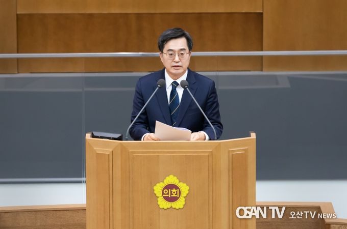 21일 오전 경기도의회 본회의장에서 김동연 경기도지사, 염종현 경기도의회 의장, 임태희 경기도교육감 등이 참석한 가운데 제372회 정례회 제5차 본회의가 열리고 있다.