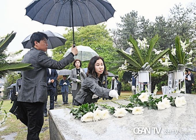 헌화하는 화성시의회 김경희 의장