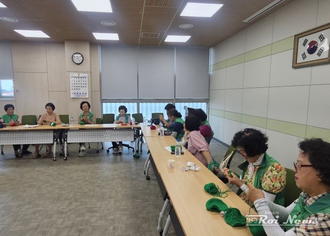 포승읍 새마을부녀회, 수세미 뜨개질 봉사 진행해
