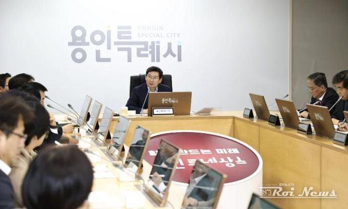 이상일 용인특례시장이 9일 열린 간부공무원 회의에서 폭설 시 대중교통이 원활하게 운행하도록 하는 데 우선순위를 두어 제설작업을 하라고 지시했다.