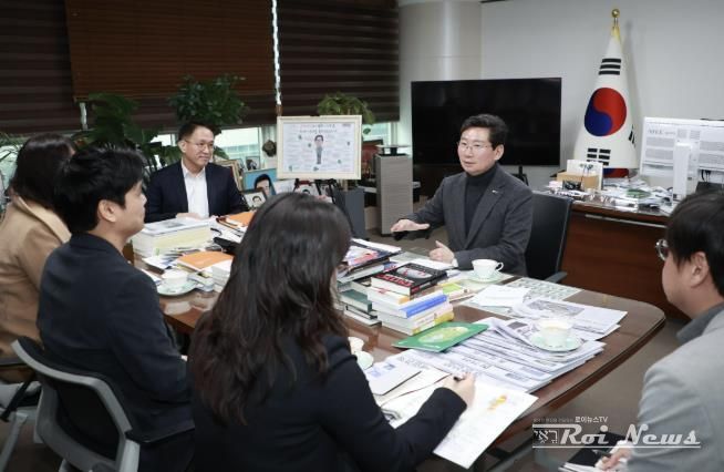 이상일 용인특례시장이 여운홍 K-GTSEC센터장과 만나 반도체산업 인재 양성 방안에 대해 논의하고 있다