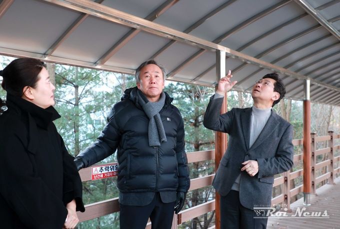 이상일 용인특례시장이 성복초등학교와 성복중학교 학생들이 통학로로 이용하는 현장을 둘러보고 있다.