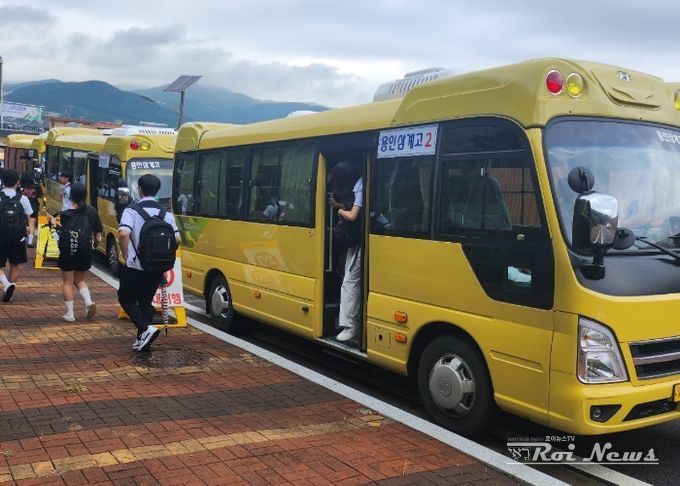 통학버스를 이용하고 있는 삼계고등학교 학생들