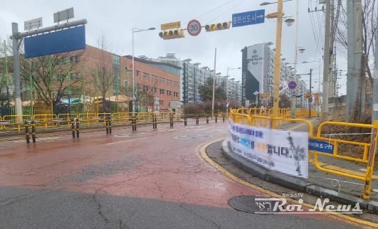 화성특례시 동부출장소에서 개학기를 맞아 학교 주변의 불법 광고물을 정비하고 있다