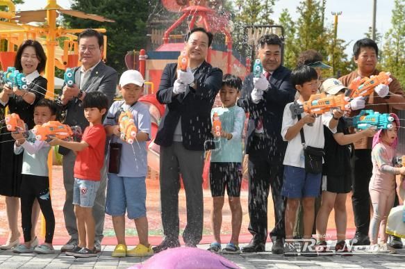 이권재 오산시장이 지난 2024년 7월 27일 아래뜰공원 물놀이장에서 기념촬영을 하고 있다.