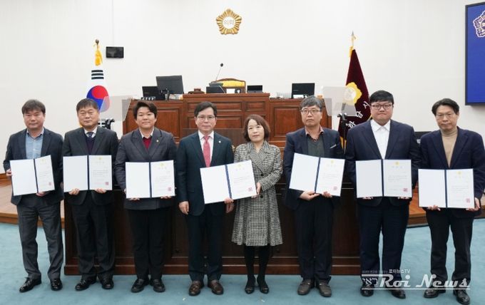 3월 18일 제338회 임시회 제1차 본회의에서 ‘2024회계연도 결산검사위원’ 위촉식이 열린 가운데 금광연 의장과 결산검사위원들이 기념촬영을 하고 있다. (사진_하남시의회 제공)