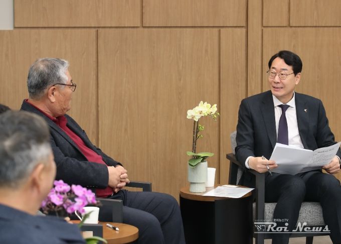 정명근 화성특례시장이 18일 화훼농업인과 간담회를 가지고 있다