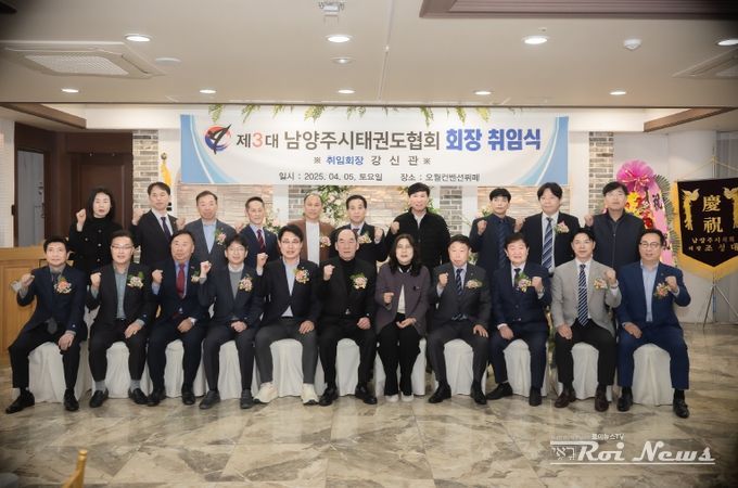 (아랫줄 왼쪽에서 다섯 번째) 조성대 의장