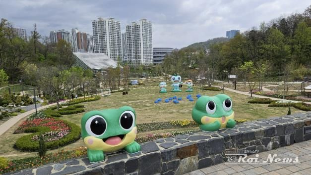 야외 잔디광장에 설치된 ‘수원이’와 ‘베이비 수원이’ 애드벌룬