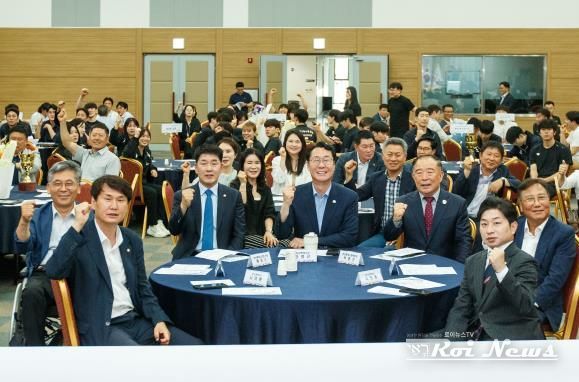 화성특례시의회 의원단과 주요 내빈 기념 사진