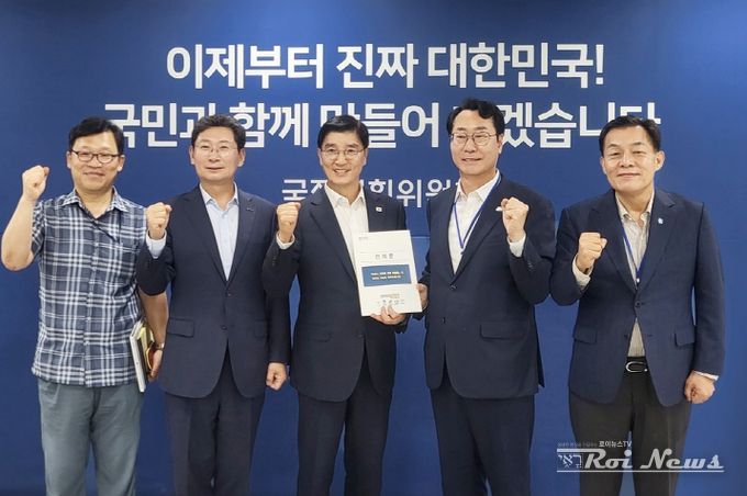 정명근 특례시시장협의회장(오른쪽 두번째)이 9일 이해식 국정기획위원회 정치행정분과장(중앙)에게 특례시지원특별법(안)의 신속한 제정을 촉구하는 건의문을 전달하고 기념 촬영을 하고 있다.