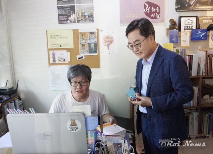 지역서점에서 민생회복 소비쿠폰으로 책 구매한 김동연