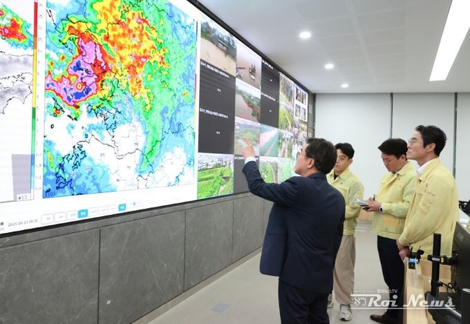 13일 오전 김동연 경기도지사가 도청2층 재난상황실에서 집중호우관련 재난상황을 점검하고 있다.