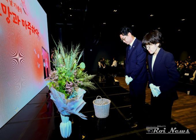 정명근 화성특례시장과 이선희 여사 부부가 일본군 위안부 피해자 기림의 날 기념식에서 추모 헌화를 하고 있다