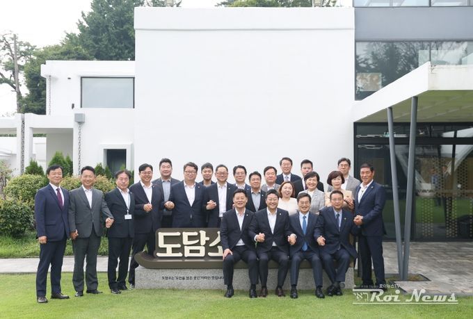 13일 오전 도담소에서 김동연 경기도지사, 김진경 경기도의회 의장, 최종현 경기도의회 더불어민주당 대표의원, 백현종 경기도의회 국민의힘 대표의원, 각 당 대표단 및 주요 내빈 등이 기념촬영을 하고 있다.