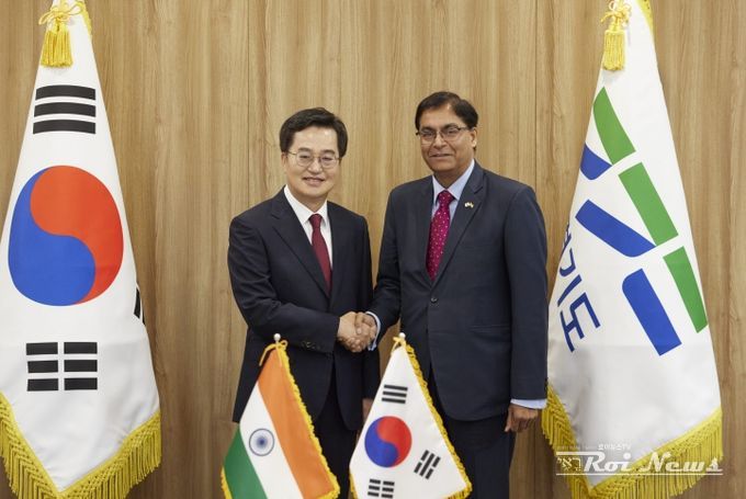 14일 오전 경기도청 집무실에서 김동연 경기도지사가 아밋 쿠마르(Amit Kumar) 주한 인도대사와 기념촬영을 하고 있다.