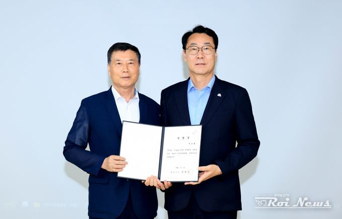 정명근 화성특례시장(사진 오른쪽)이 14일 정승렬 화성시 시정자문위원회 위원장에게 임명장을 수여하고 기념촬영하고 있다