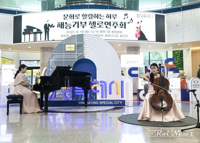 김지우 양이 시청 내방객 및 공직자들에게 아름다운 선율을 들려주고 있다