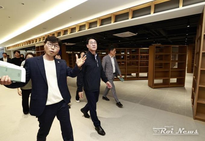정명근 화성특례시장이 20일 화성중앙도서관 현장을 방문해 개관 준비상황을 점검하고 있다