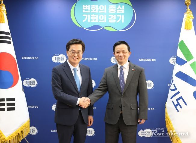 21일 오후 김동연 도지사가 서울 중앙협력본부에서 다이빙 주한 중국대사와 기념촬영을 하고있다.