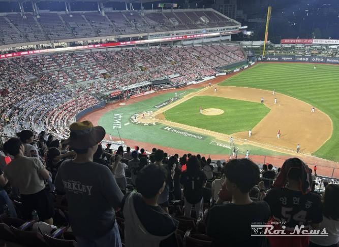 수원시 드림스타트 아동 및 보호자들이 야구 경기를 관람하고 있다.