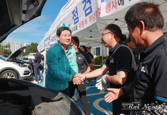 21일 역북동 가상현실 스포츠체험센터 주차장에서 이상일 시장이 경기도자동차전문정비사업조합 용인시지회 조합원을 격려하고 있다