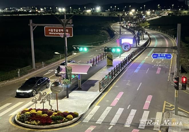 안전 펜스 교체 및 야간 경관 조명 설치가 완료된 갯골생태공원 진입로 전경