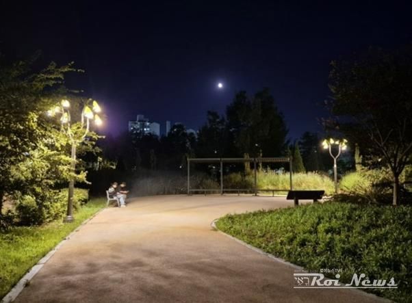 수원시 팔달구, 서호꽃뫼공원 디자인 공원등 설치