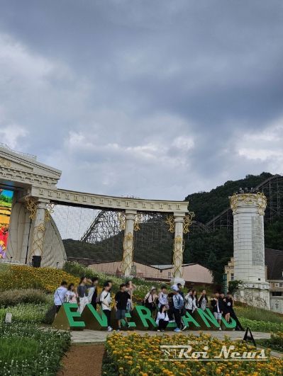수원시 드림스타트 아동과 가족이 에버랜드 나들이를 하고 있다.