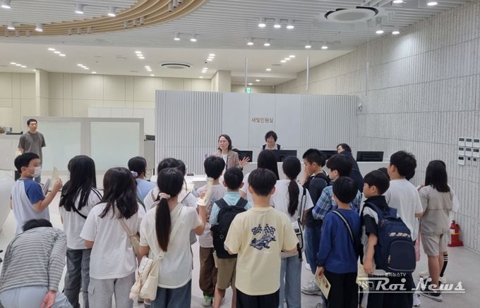 곡정초등학교 4학년 학생들이 수원시청을 견학하고 있다.