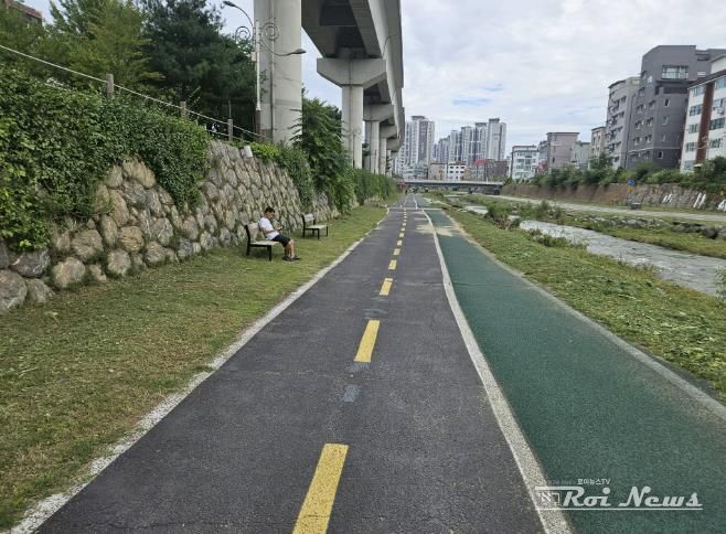 용인특례시 처인구가 하천 산책로 제초작업을 마무리했다.