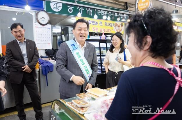 이재준 수원시장이 권선종합시장에서 장을 보고 있다.