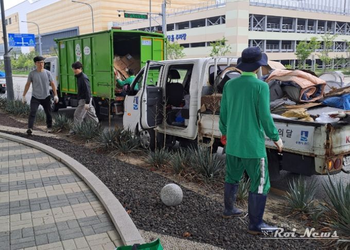 수원시, 유관기관 관계자들이 수원역 환경정비를 하고 있다.