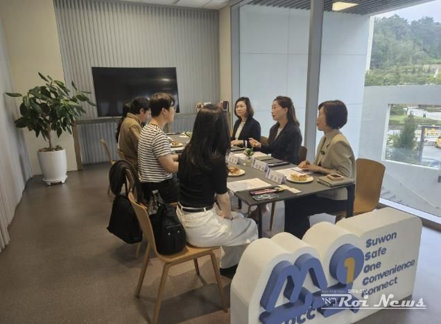 김은주 수원시 여성가족국장과 수원시 1인가구 시민네트워크 관계자들이 간담회를 하고 있다.