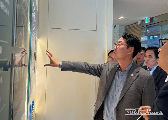 정명근 화성특례시장이 1일 경부직선화 상부공원 현장 상황실을 찾아 공사 진행상황을 점검하고 있다