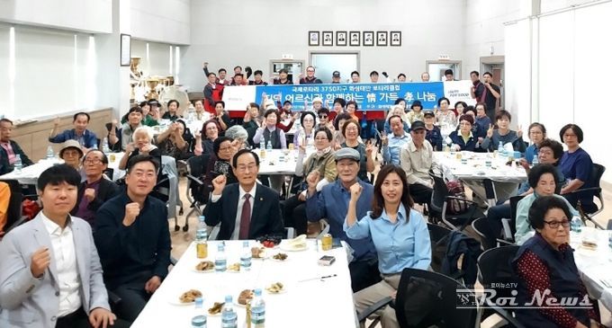 1일 경로의달 기념 화성특례시 동탄3동이 정가득효나눔 행사 참석자들이 기념촬영을 하고 있다