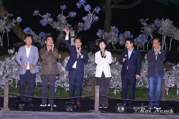 3일 선유몽 공연장인 용연을 찾은 이재준 수원시장(왼쪽 3번째), 김진표 전 국회의장, 백혜련 의원, 김영진 의원, 김승원 의원, 염태영 의원이 함께하고 있다.