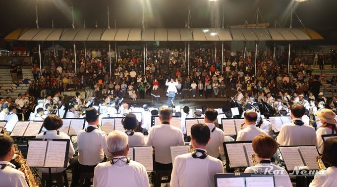 “100일간에 땀방울, 100인의 어르신이 전하는 감동의 하모니”