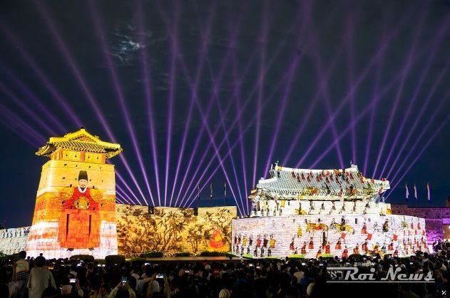 화서문에서 미디어 아트 공연이 펼쳐지고 있다.