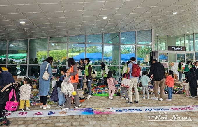 18일 수원문화원 빛누리아트홀에서 수원시 공공형어린이집 아나바다 행사를 열고 있다.