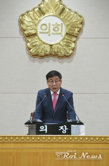 윤창철 의장이 제381회 임시회 제5차 본회의를 주재하고 있다.