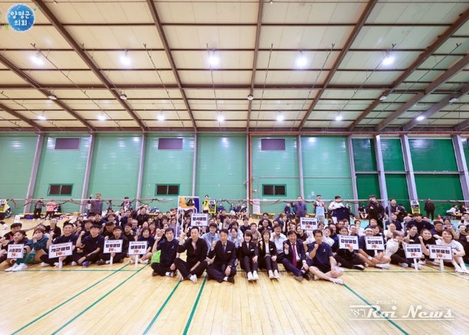 참가 선수 및 관계자가 단체사진을 찍고 있다.