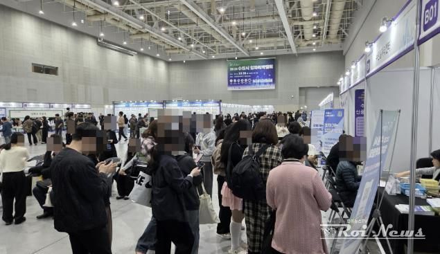 28일 ‘AI로 JOB자-2025 수원시 일자리박람회’가 열린 수원컨벤션센터 전시홀