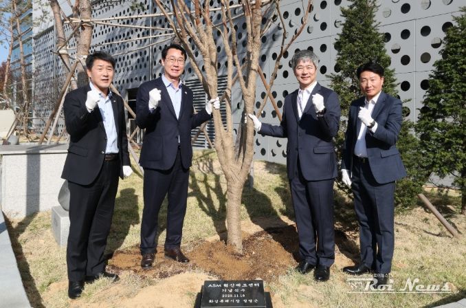 정명근 화성특례시장, 배정수 화성특례시의회 의장, 이영석 ASM코리아 대표가 기념 식수를 하고 기념촬영을 하고 있다