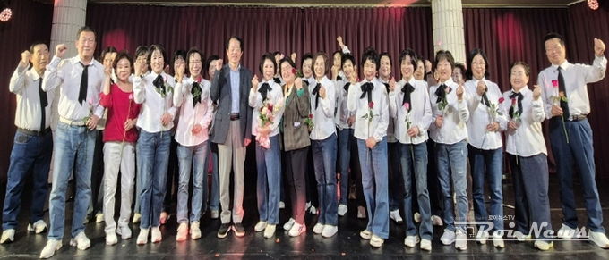 수원시 영통구 광교2동 라온시니어 합창단, 주민 환호 속에 정기연주회 성료