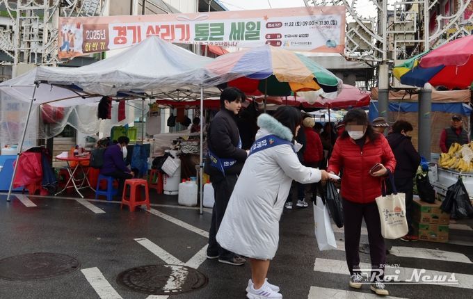 경상원이 여주한글시장을 방문한 도민들에게 '통큰 세일' 홍보물을 나눠주고 있다.
