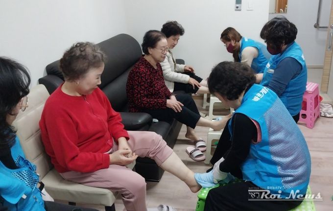 바르게살기운동 동삭동위원회, 경로당 방문해 손발 케어와 이미용 및 인지활동 봉사 펼쳐